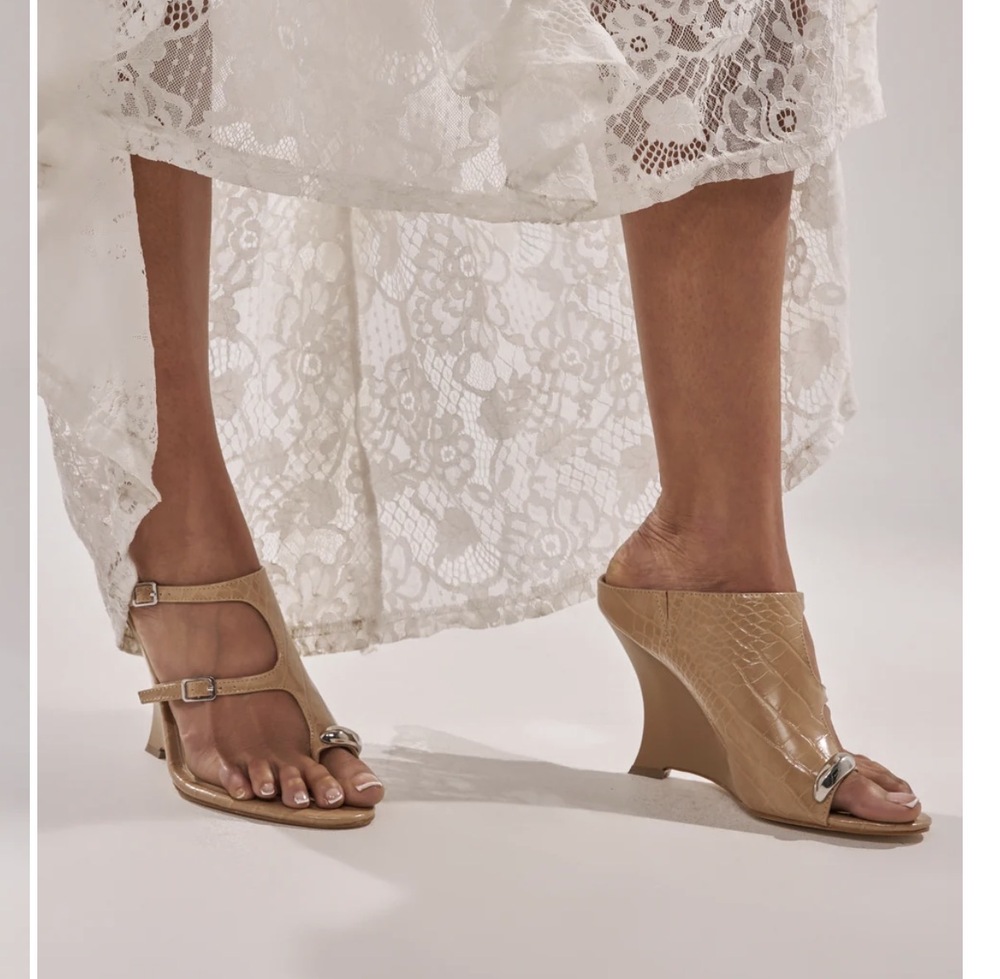 AKIRA AKIRA GOLD GINO NUDE CROC WEDGE SANDAL Size 99